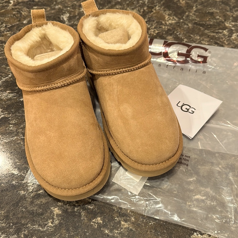 NWT Ugg Ultra Mini Size 8 Chestnut